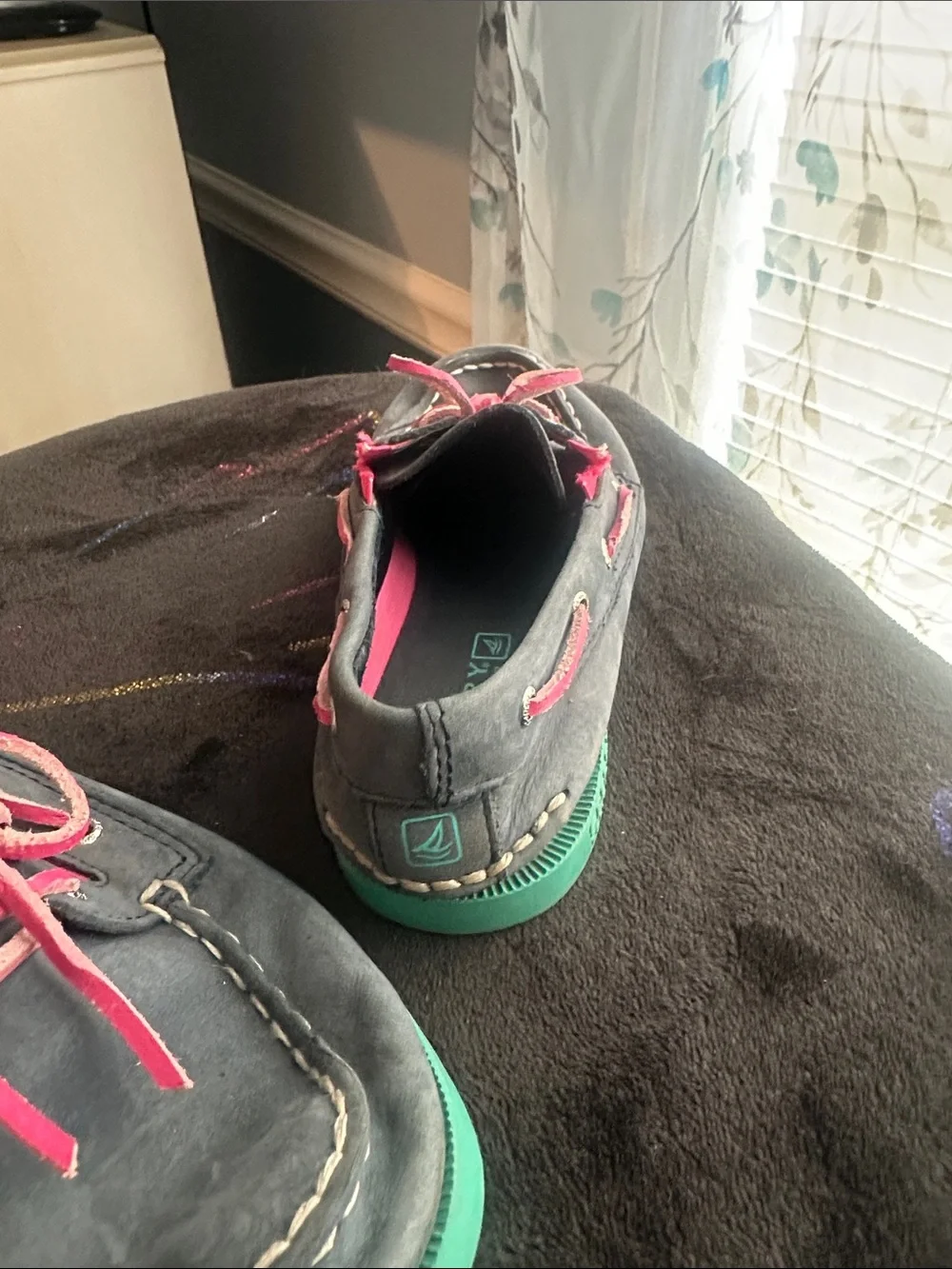 Kids boat-style shoes